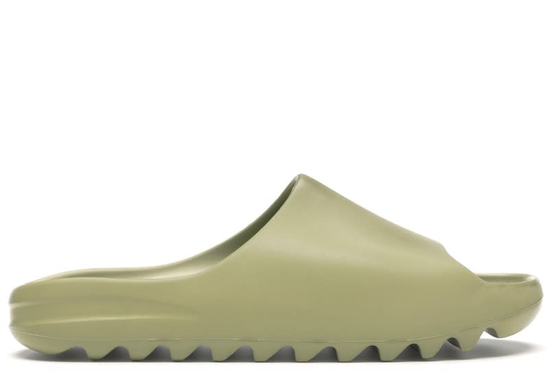 Yeezy-Slide-Resin-Product_xckluw_8f66ef4b-1342-4aa2-9190-08709c0cc71b.jpg